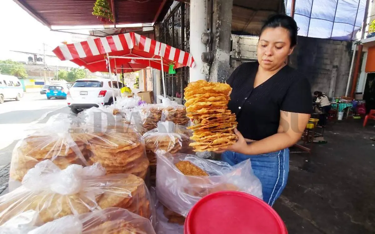 mujer embolsando hojuelas